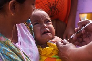 gambar bayi sedang diberi imunisasi dasar lengkap